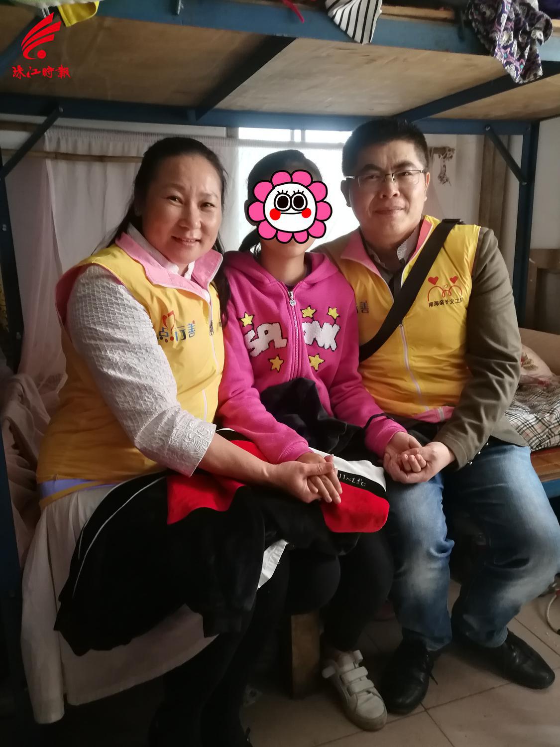 张伊婷与丈夫参与志愿服务_副本.jpg