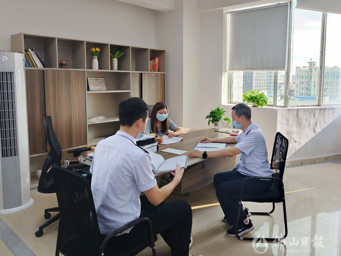 高明区税务干部深入企业进行出口退(免)税实地核查。通讯员供图.jpg