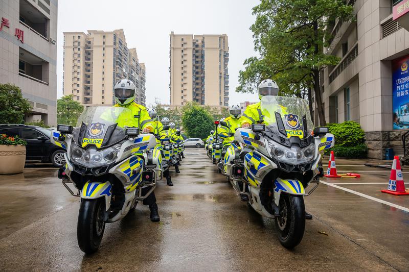 春节将至,佛山市公安交警支队交警铁骑持续加强巡逻力度,早上7时许,交警铁骑集结完毕,奔向全市主要路段。佛山日报记者王澍摄