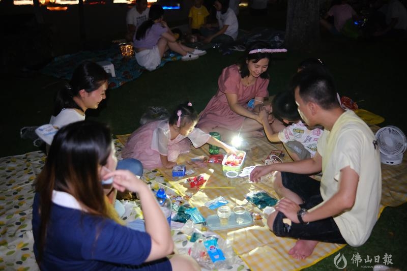 市民在公园赏月。