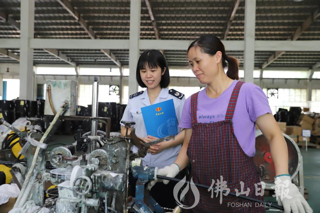 高明区税务局税务人员走进佛山市凉友环保化工有限公司介绍相关政策、了解生产状况。通讯员供图.png