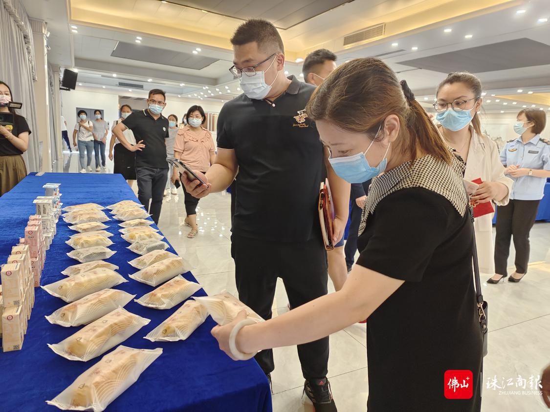 图:志愿者们查看学生课间餐.jpg