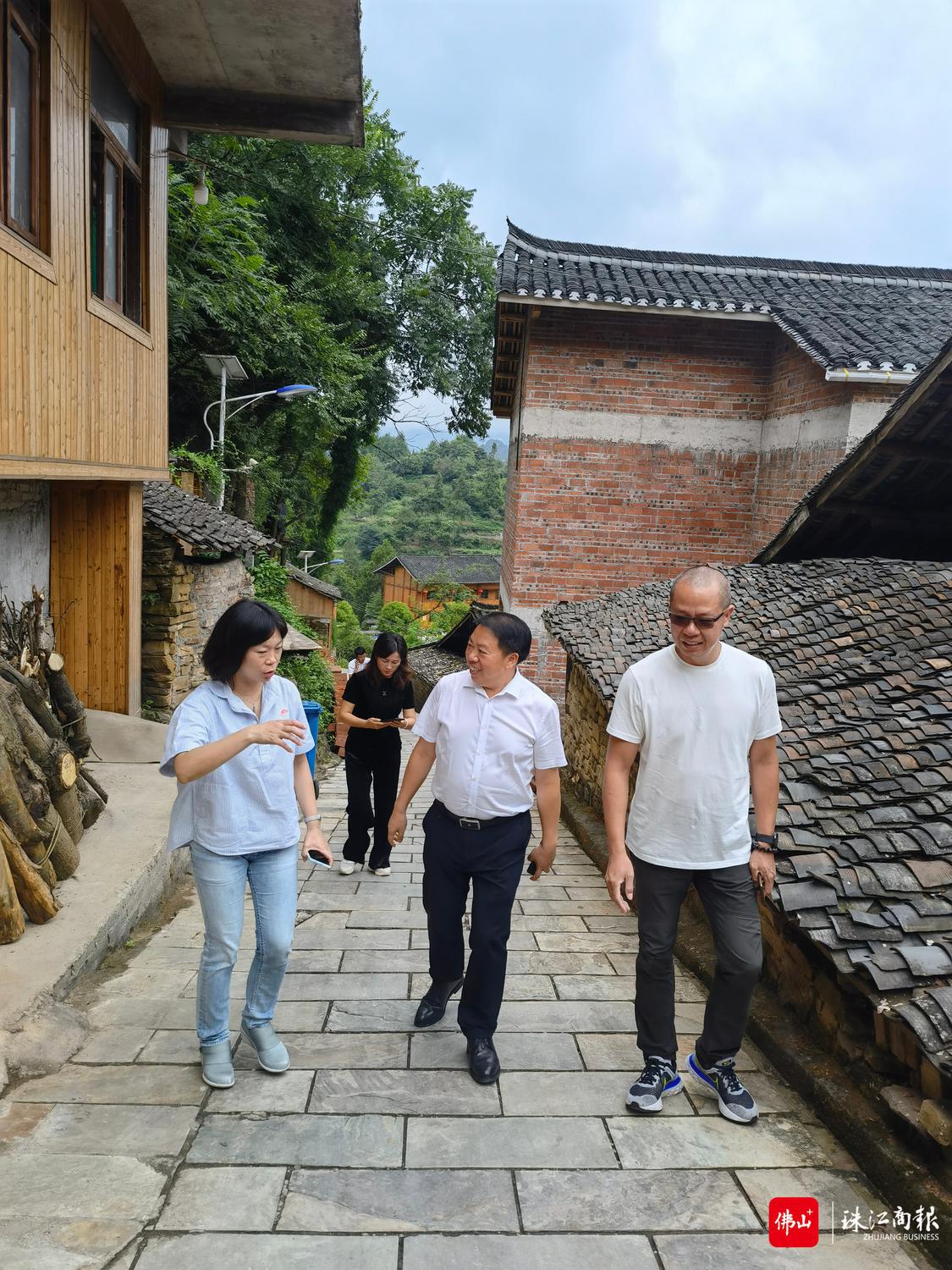 5剑河县委书记袁尚凯（中）亲当导游，带领口岸文旅董事长陈佩芳（左）、执行董事胡健恒（右）考察屯州古村。.JPG