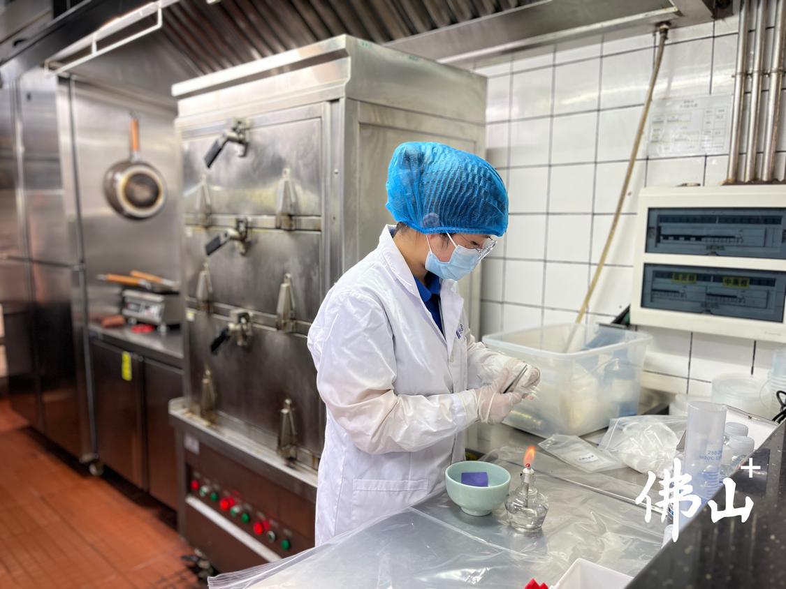 区市场监督管理局还委托第三方检测机构开展食品安全抽检,对大米、油等大宗食材以及餐饮具抽检共6批次。.jpg
