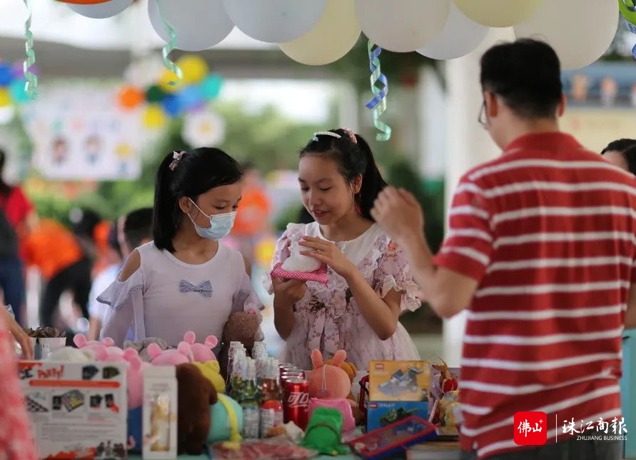 容山小学义卖活动现场_副本.jpg
