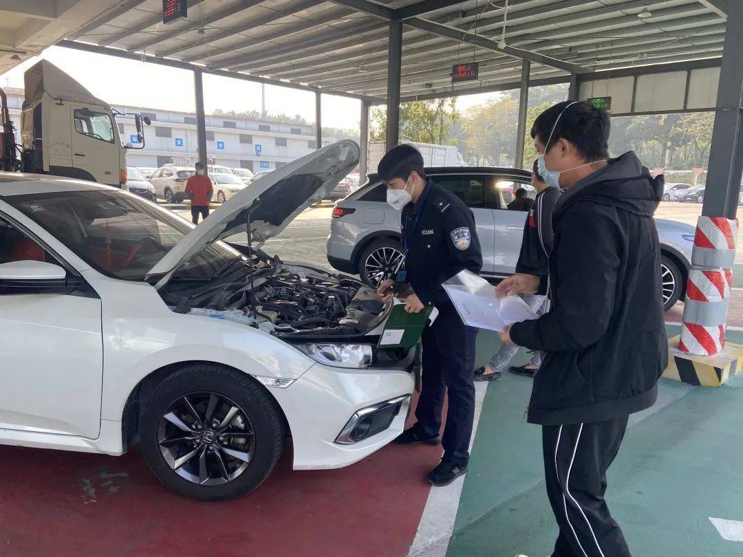 三水交警车管所对查验场开展智控“通道式”升级改造工作,引入智能通道分配系统、智能导办系统。通讯员供图.jpeg