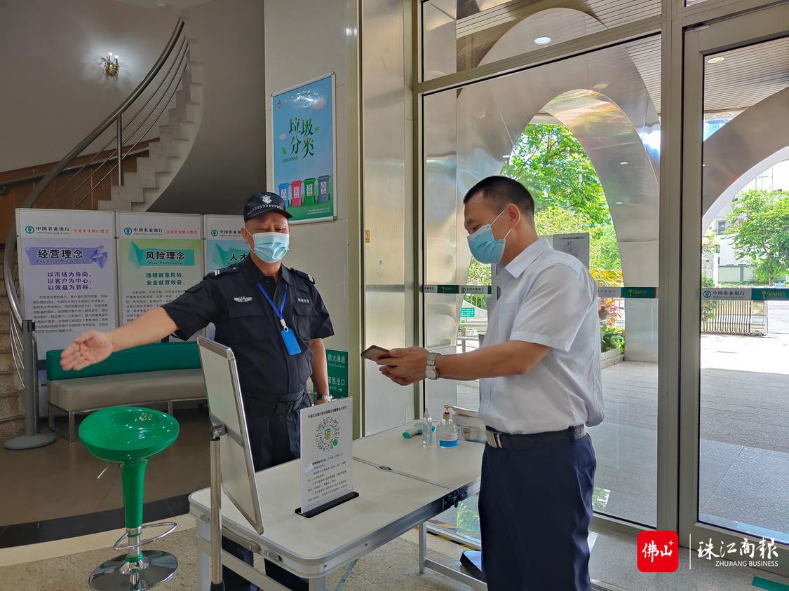 吴雄兴正在工作.jpg