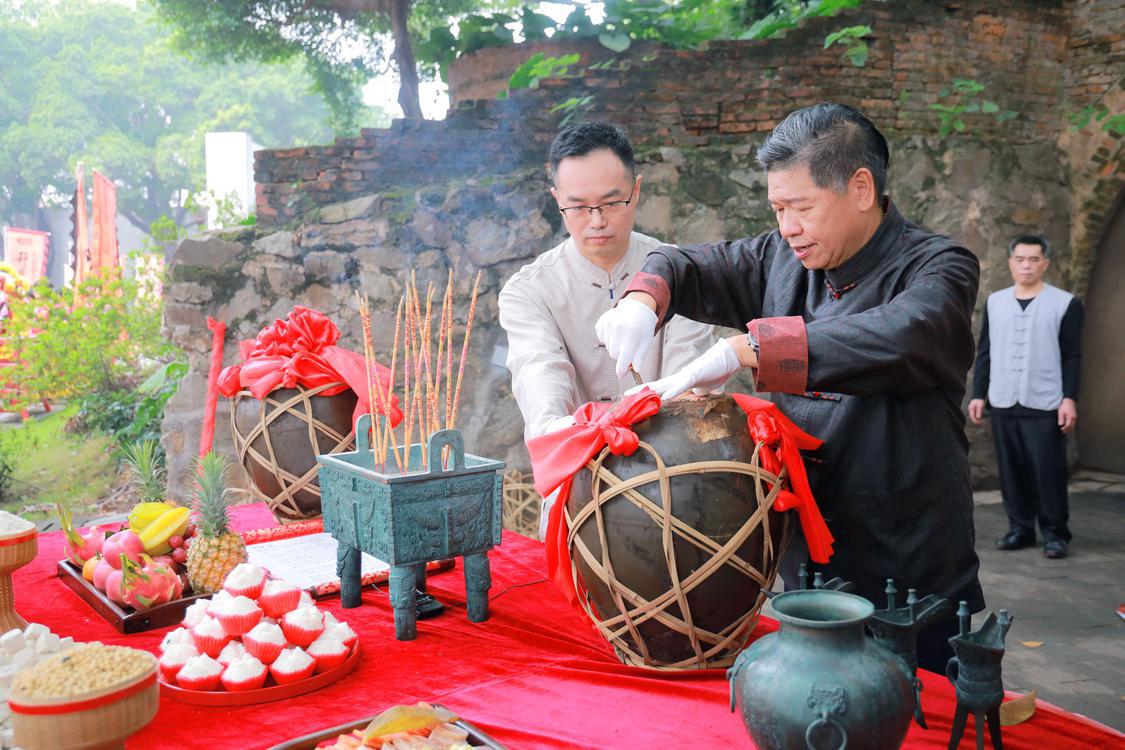 广东石湾酒厂集团董事长、陈太吉酒庄庄主范绍辉开库取酒。.JPG