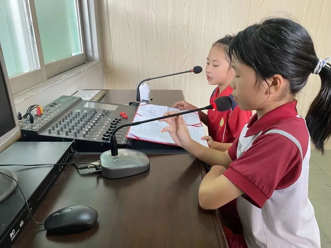 三水区西南街道金本小学利用每天小蜜蜂广播站时间,为学生们讲述党的