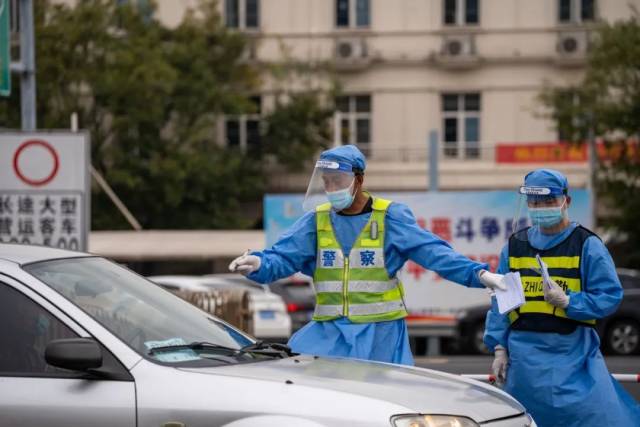 在杭甬高速宁波出口,工作人员严格值守