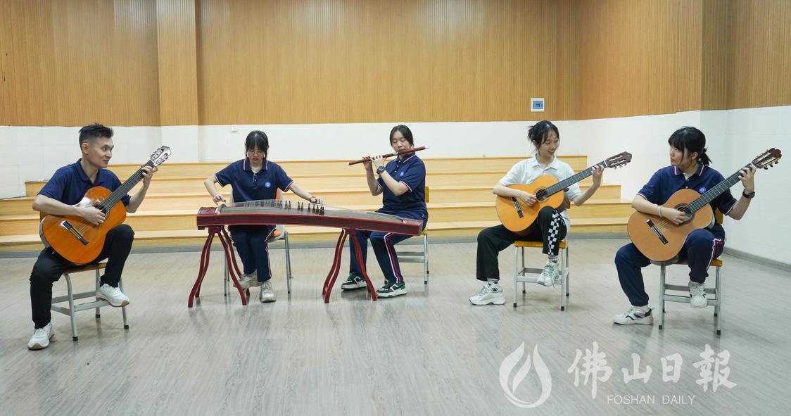 方力平老师和学生合奏表演。佛山市新闻传媒(5381650)-20230626194045.jpg
