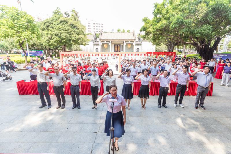 活动现场,塔坡社区党委书记带领全体党员重温入党誓词。佛山日报记者王伟楠摄