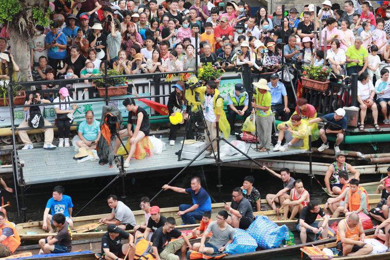 6月23日，叠滘龙船漂移大赛(潭头赛区)。佛山市新闻传媒中心记者周春摄