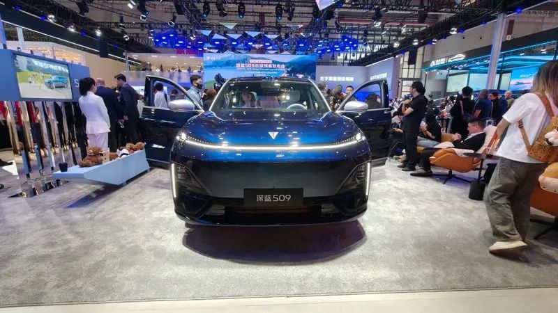 2025上海车展:深蓝S09预售价23.99万元起-图3