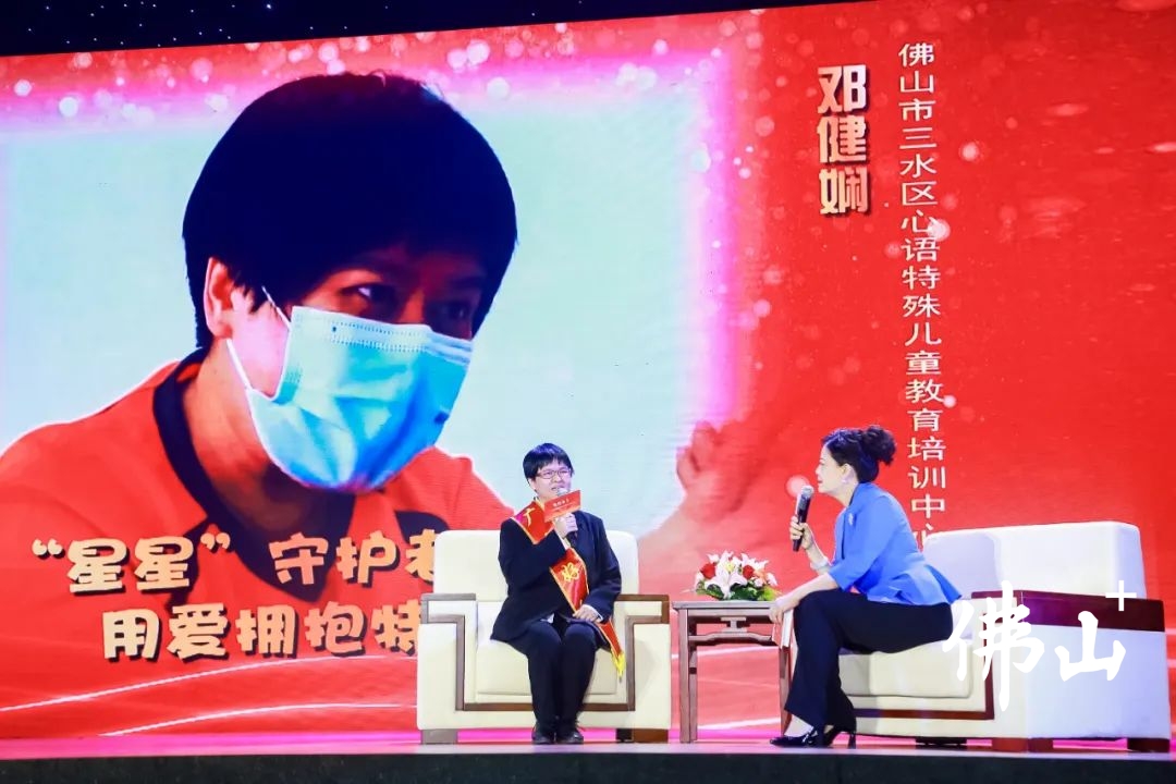 邓健娴上台分享感人故事。区文明办供图.jpg