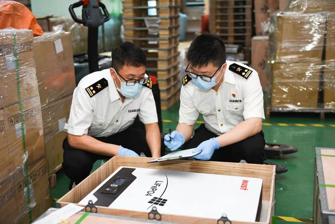 禅城办关员对出口锂电池进行监管(拍摄:卢启兆).jpg