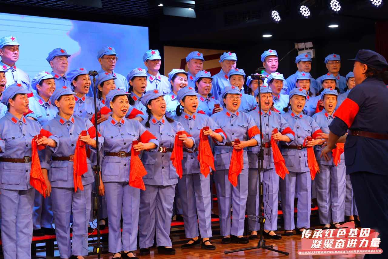 市老干所老同志以红色文化为创作题材,通过文艺表演形式,生动展现出佛山光荣的革命历史传统和深厚的红色文化底蕴。 (2).jpg