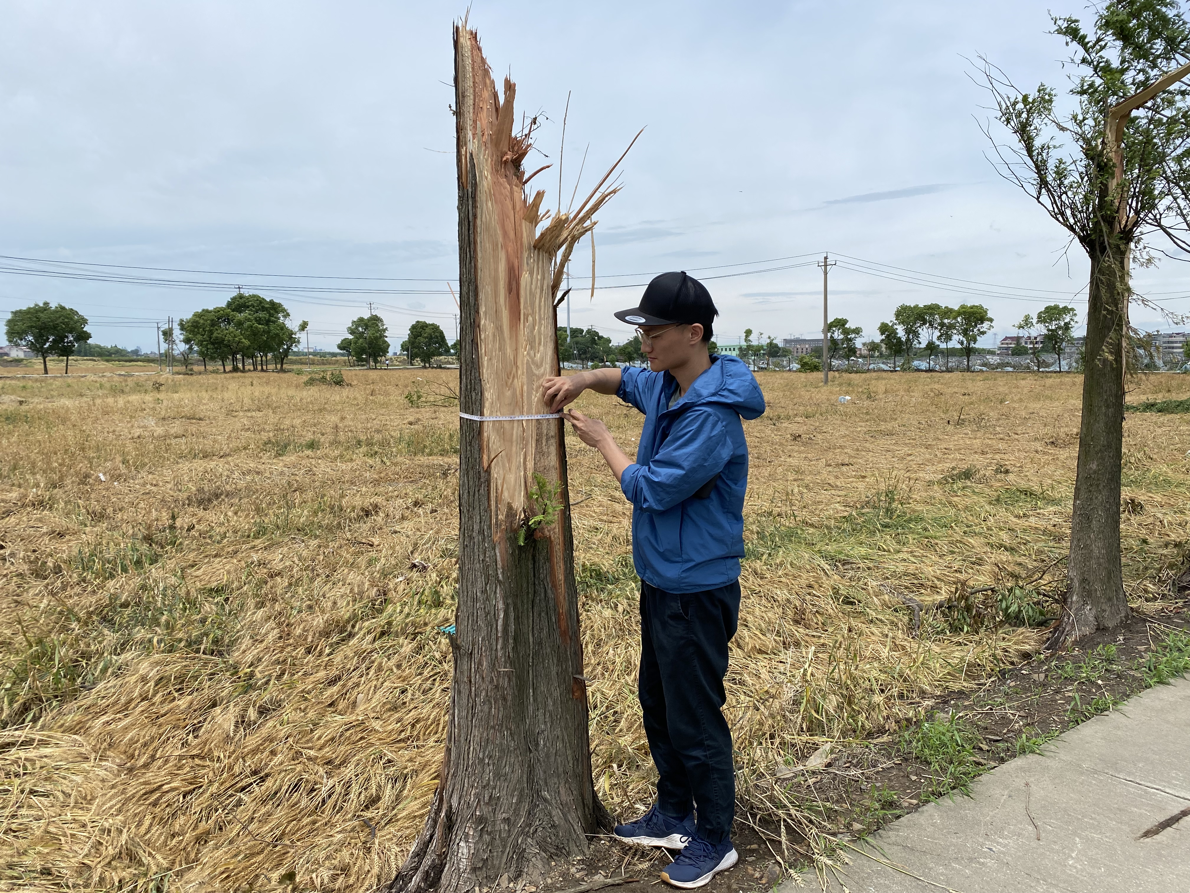 见报小图:2021年5月16日,佛山市龙卷风研究中心风灾调查组副组长蔡康龙 在江苏苏州盛泽镇开展龙卷调研 。.jpg