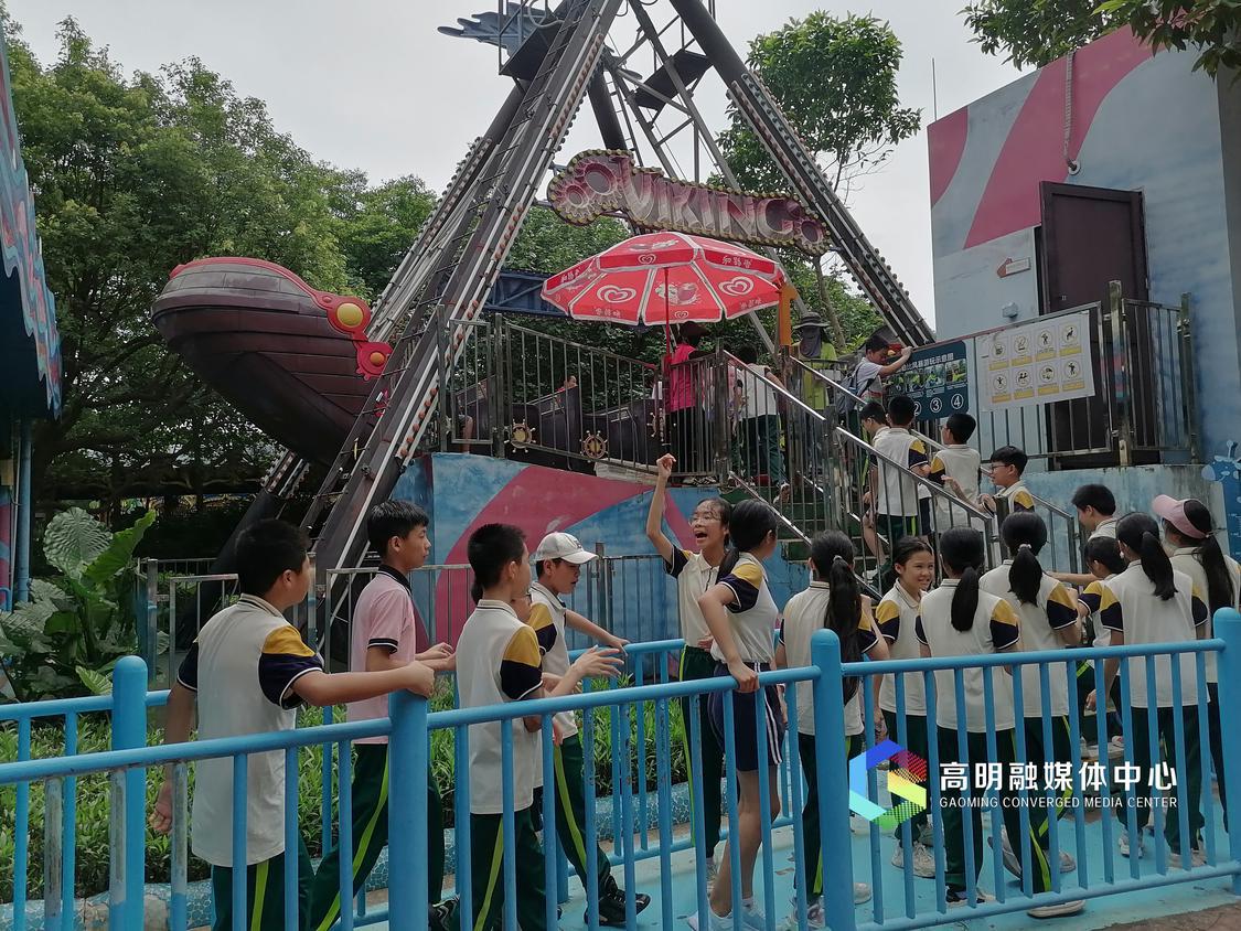 同学们在排队体验海盗船。.jpg