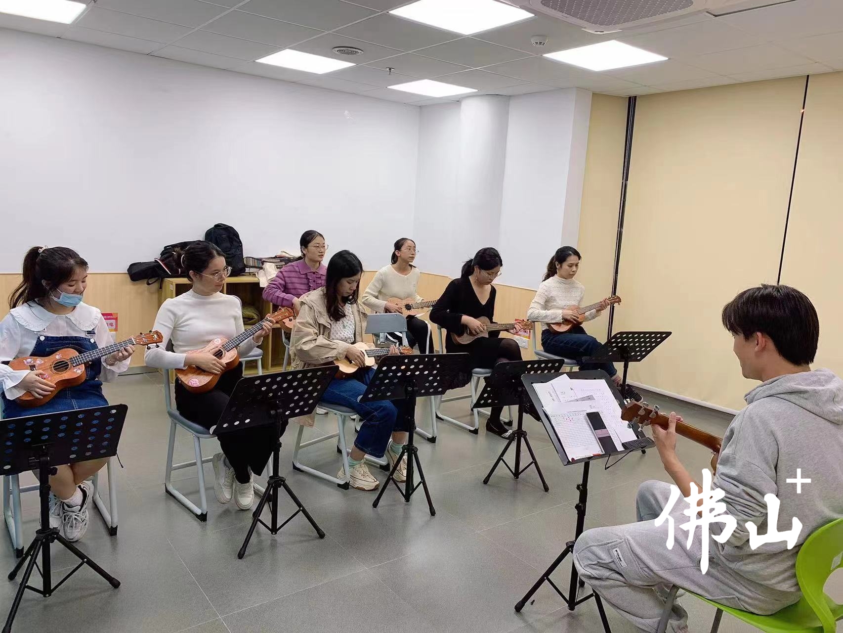 在青年夜校,学员们在老师的带领下,练习尤克里里。.jpg