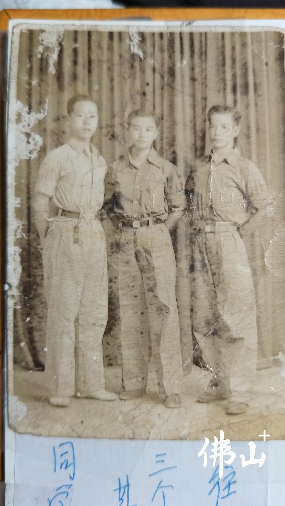1936年,邓禹(左一)男扮女装,在广州中共地下党组织的互送下到延安。邓禹后人供图。.jpg