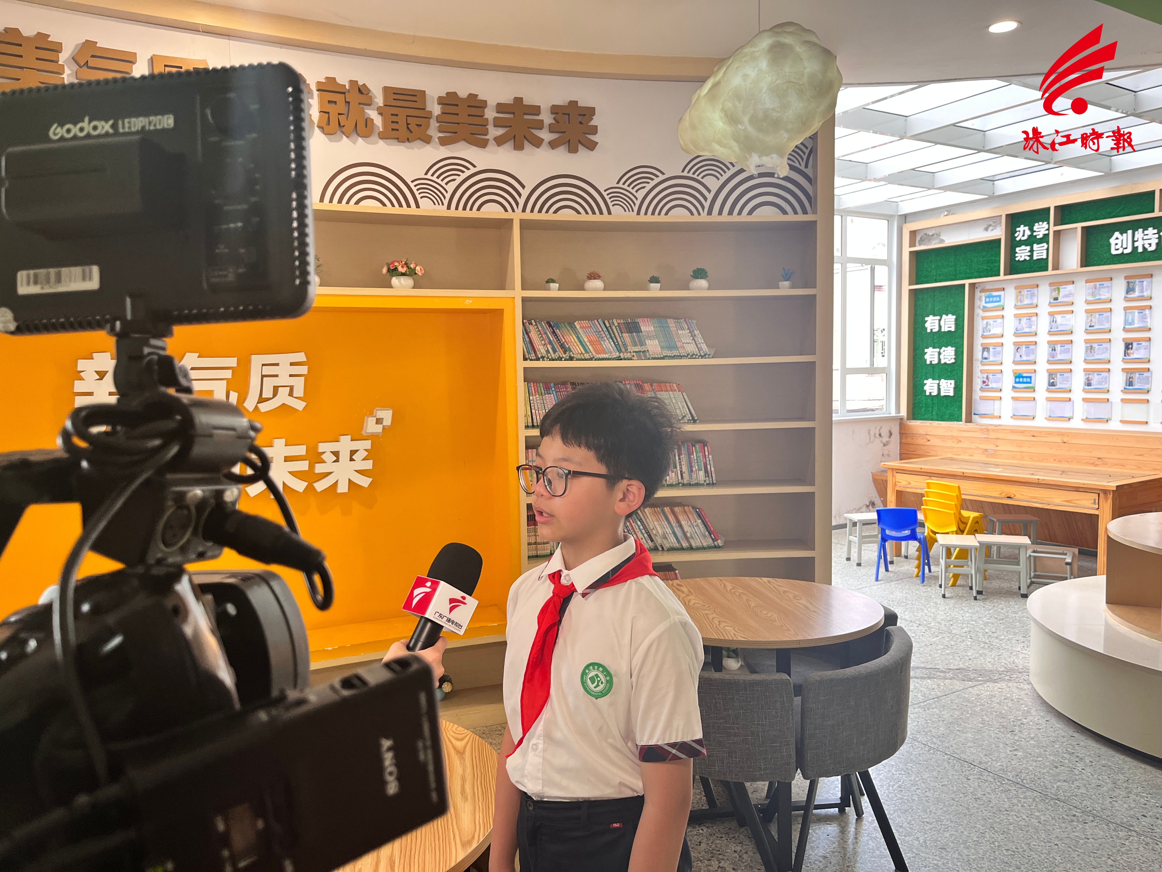 学生接受媒体采访谈聆听红色文化宣讲后的感受。.jpg