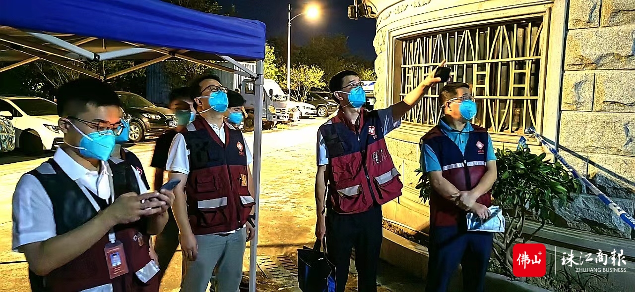 顺德流调溯源队伍前端队员不分昼夜深入到涉疫现场进行流调工作。.jpg