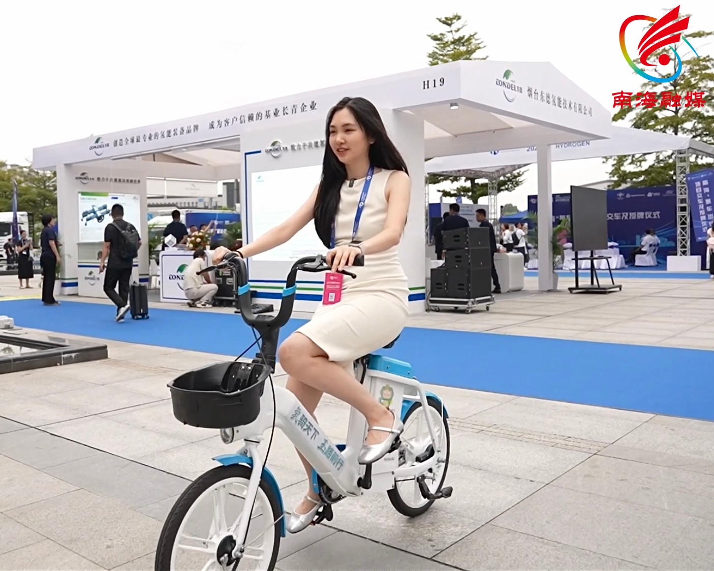 南海融媒记者试乘氢能两轮车。.jpg