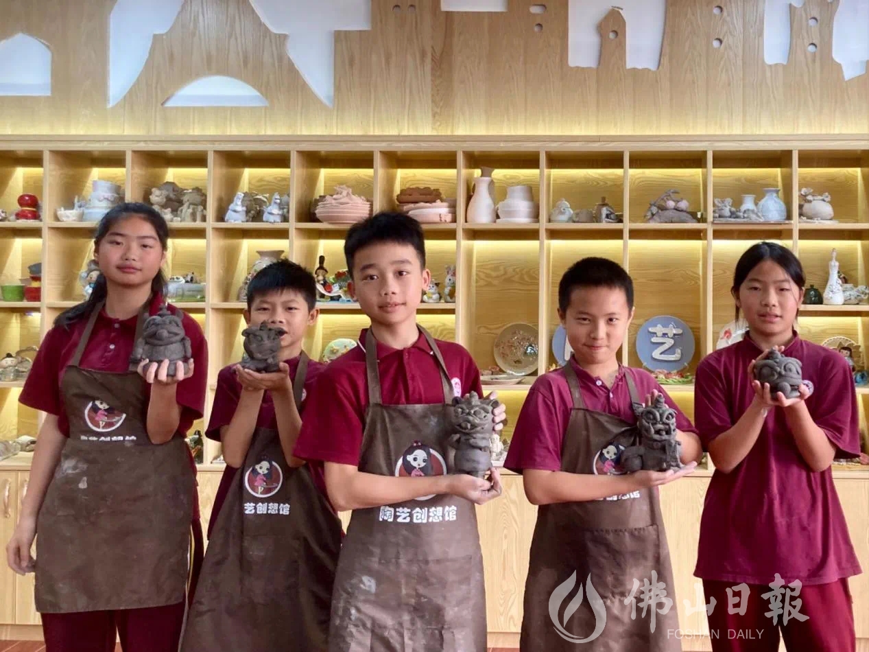 学生展示陶艺作品。(6762704)-20231128194955.jpg