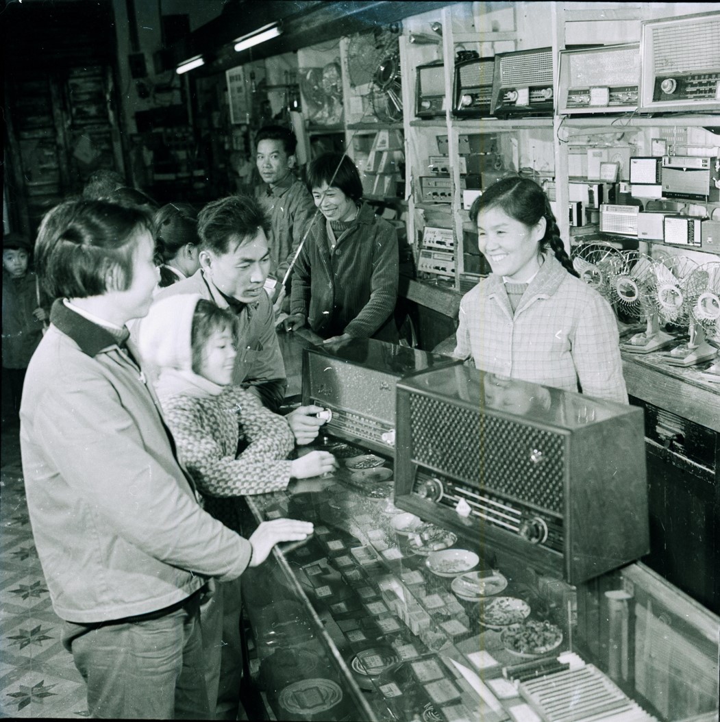 1972年 , 一家三口在佛山市升平商场选购喝望已久的收音机 。.jpg