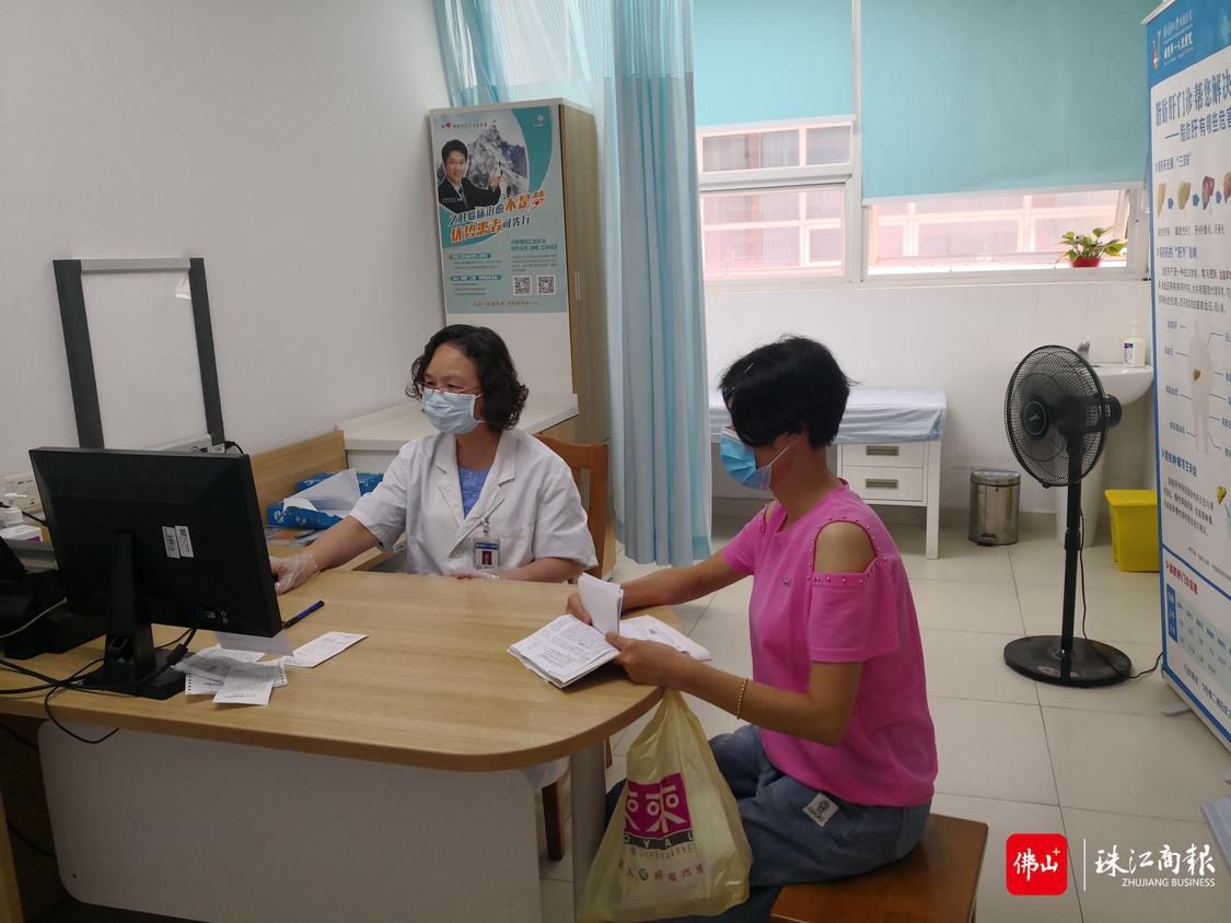 李红博士在“肝病诊疗中心”出诊。2.jpg