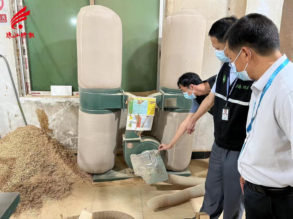 执法人员检查企业的粉尘治理设施。.jpg