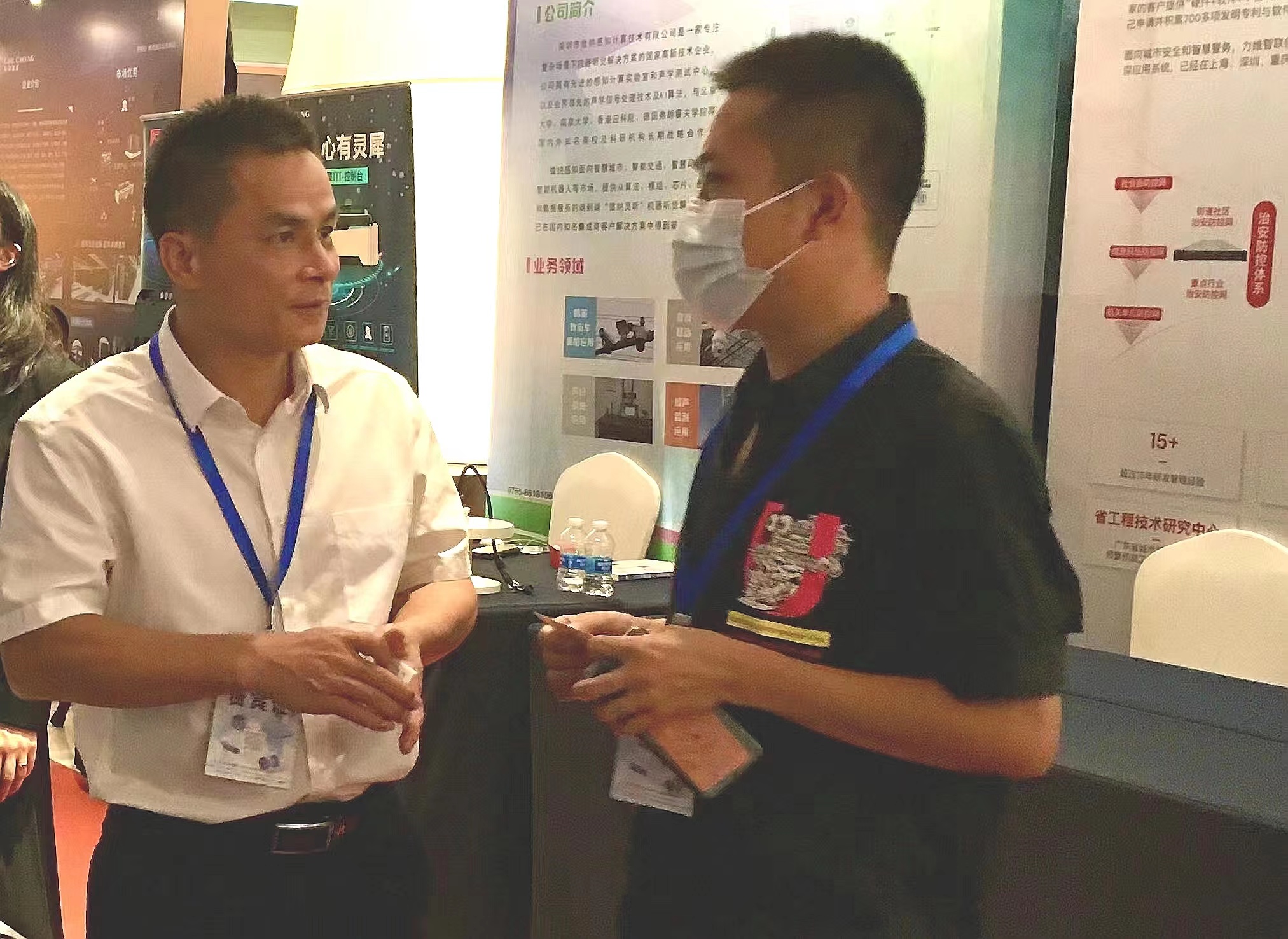 三水区招商局副局长杨启禧与参会企业进行深入交流,并向其推介三水。.jpg