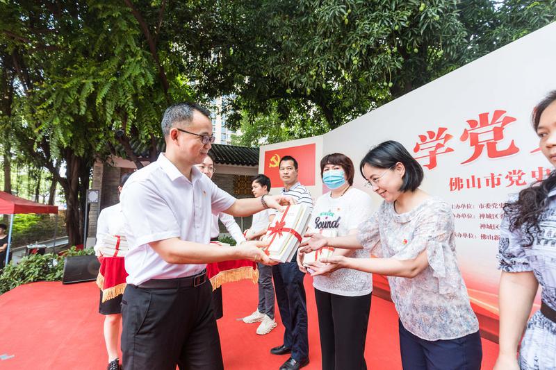 现场举行党史学习教育书籍赠书仪式。佛山日报记者王伟楠摄