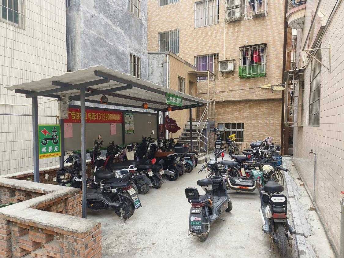 河宕村内建设有公共充电桩,强化电动自行车存放充电管理,筑牢安全防线。佛山日报记者吕嘉怡摄.jpg