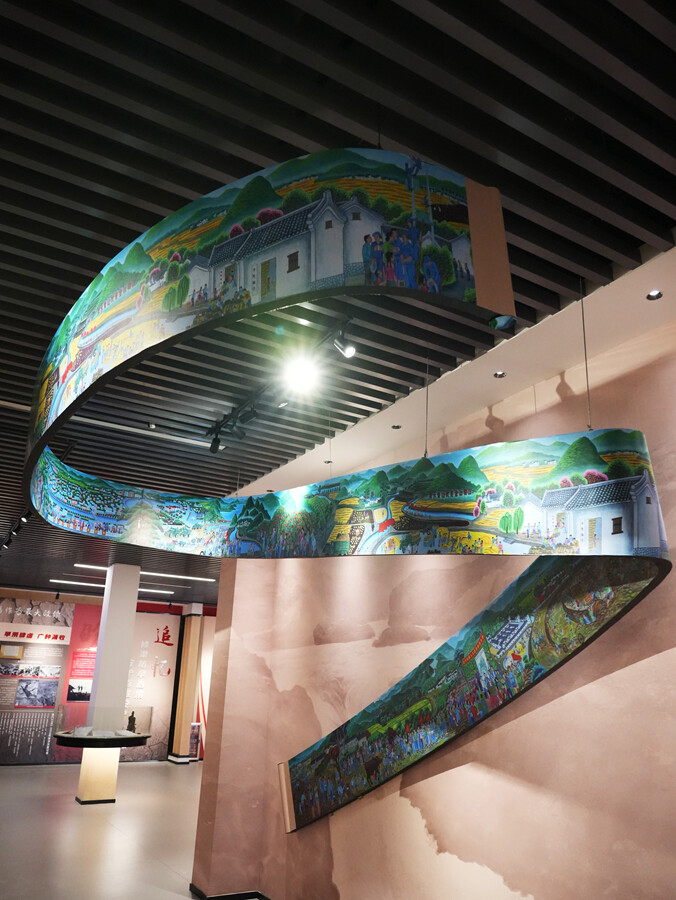 以农民画长卷展现修建过程。 以农民画长卷展现修建过程。