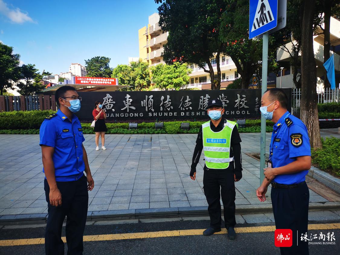 执法大队巡查德胜学校周边.jpg