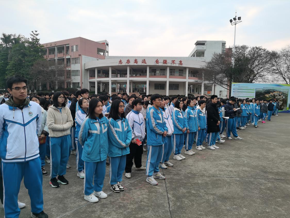 师生们参加典礼.jpg