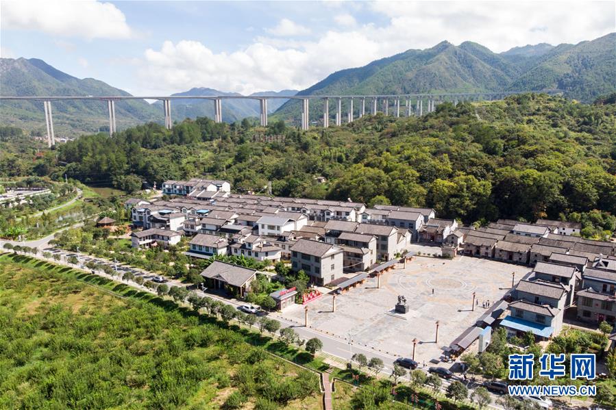 (习近平的小康故事·新华网·图文互动)(3)“真正解决好基层群众看病难、看病贵问题”——习近平和群众健康的故事