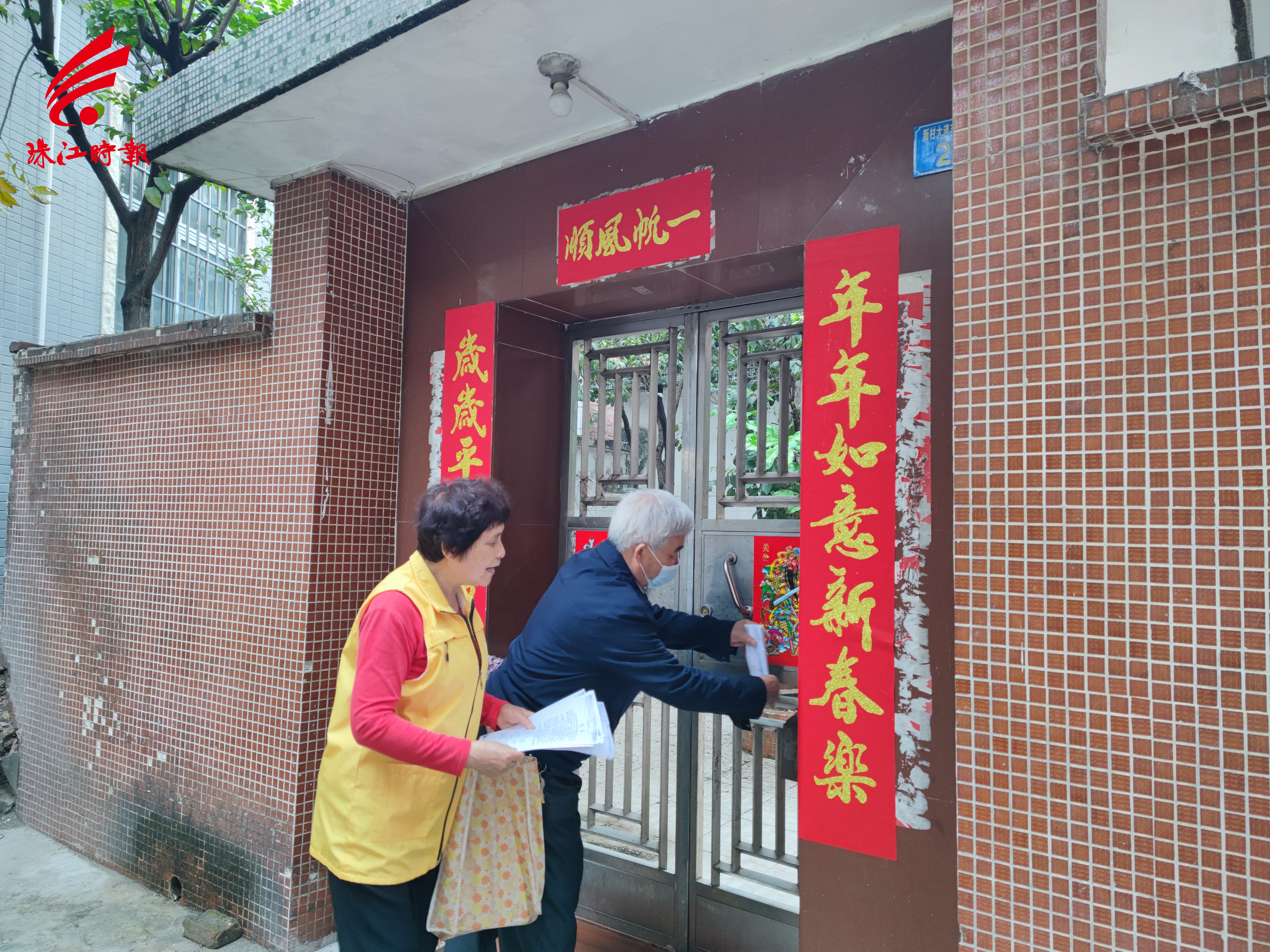江滨社区巷道自治小组成员到街巷派发垃圾回收宣传单张。1.jpg