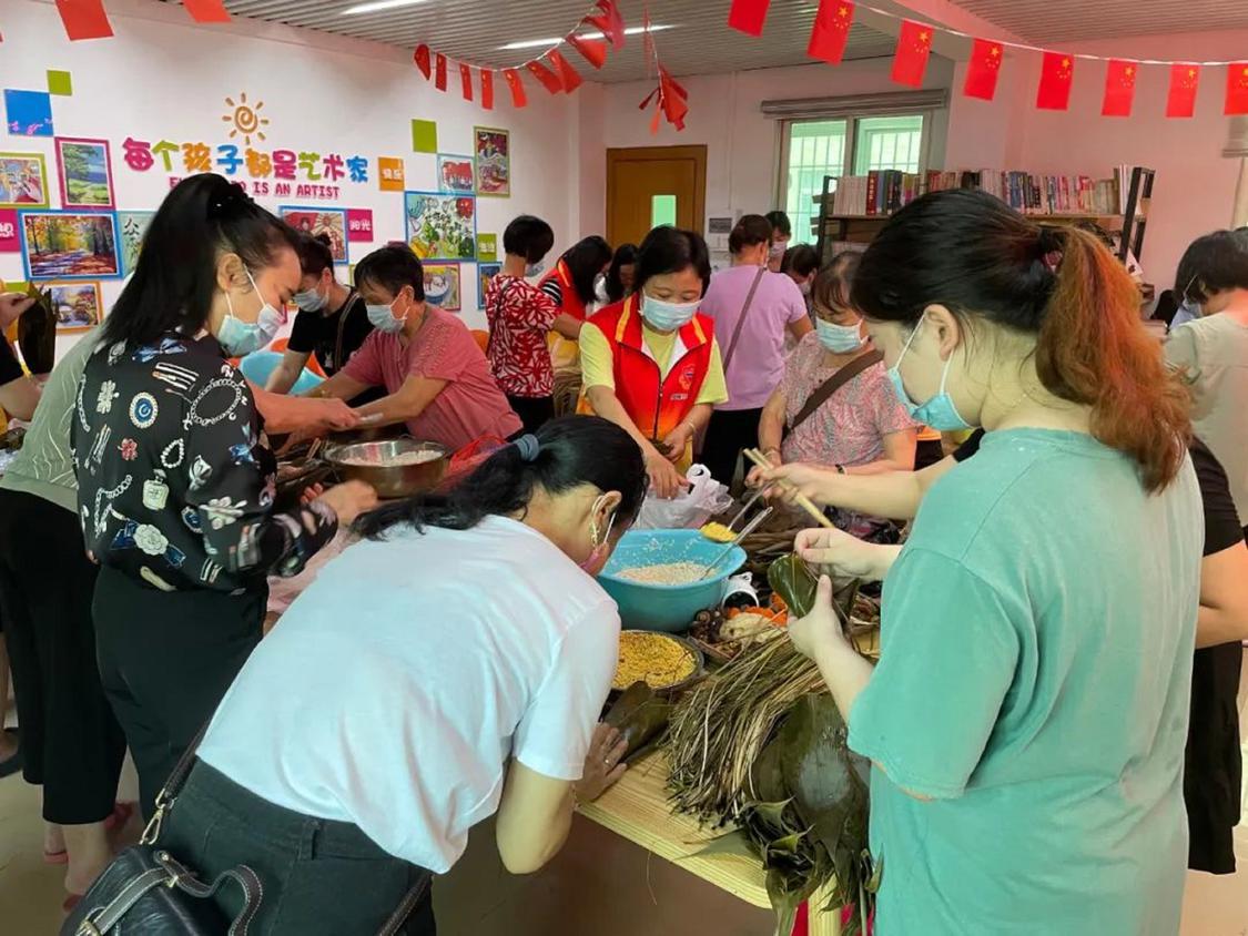 在荷城街道长安社区妇女之家,妇女们正在包裹粽子。区妇联供图.jpg