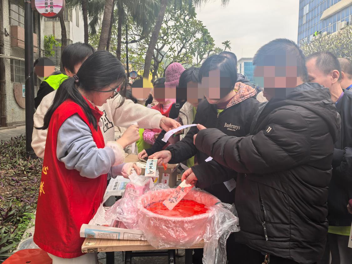 现场居民和残疾人共同制作手工。通讯员供图.jpg