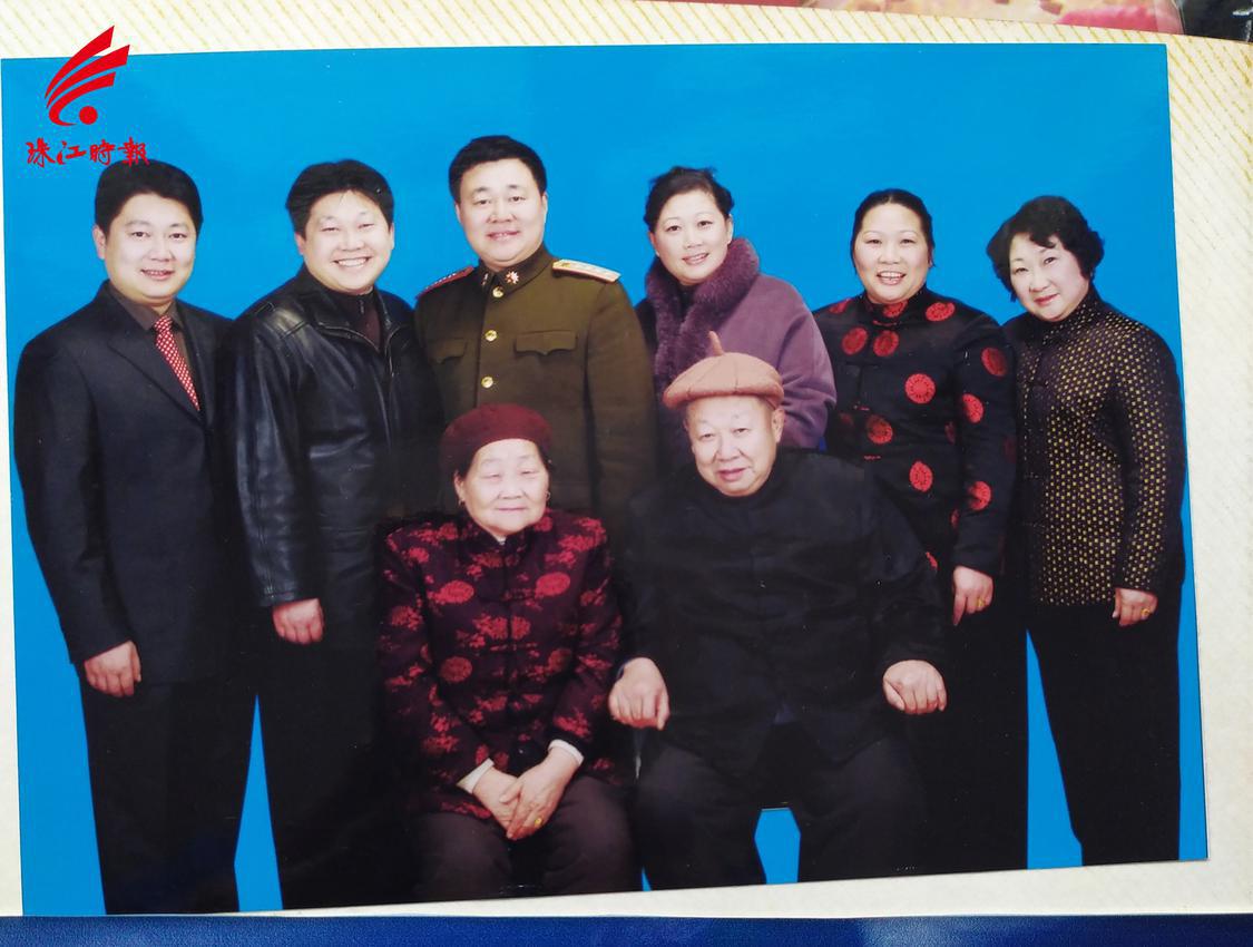 叶定江家庭合照4.jpg