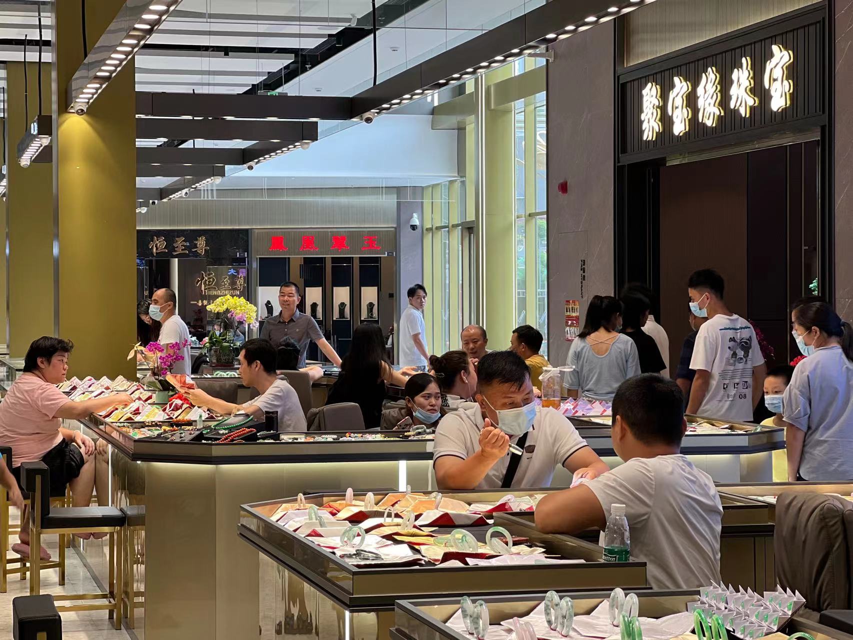 在平洲某商场里,市民正在选购玉器珠宝.jpg