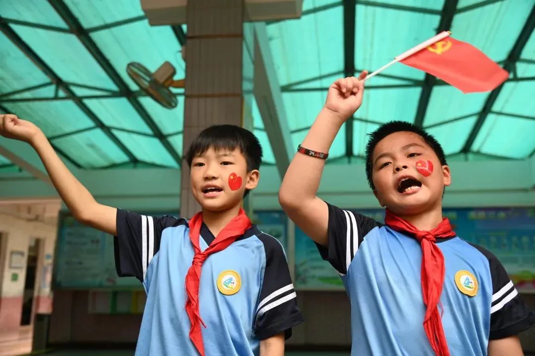 7月1日,三水区华侨中学附属小学举行主题为“喜迎二十大,永远跟党走,奋进新征程”庆祝中国共产党成立101周年的主题快闪, (4).jpg
