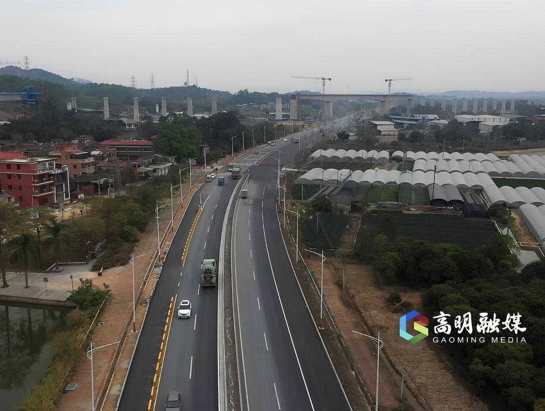 部分路段已经完成路面沥青铺设.jpg