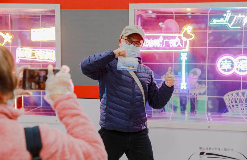 市民在2号线广州南站的列车模型前自拍。/佛山日报记者周春摄
