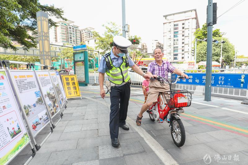 2021年9月1日起,佛山公安在岭南大道北和同济东路交叉路口重点对未佩戴头盔、逆行、不按规定车道行驶、违规载人、闯红灯等交通违法行为进行治理。佛山日报记者符诗贺摄