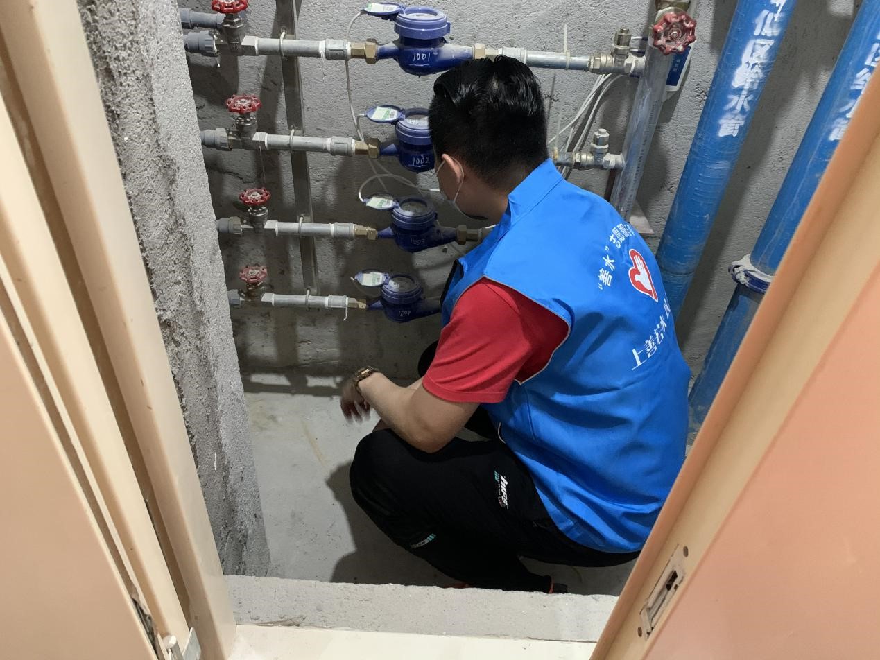 禅城供水公司供水服务志愿者协助小区物业检查水量异常原因。(受访单位供图).jpg