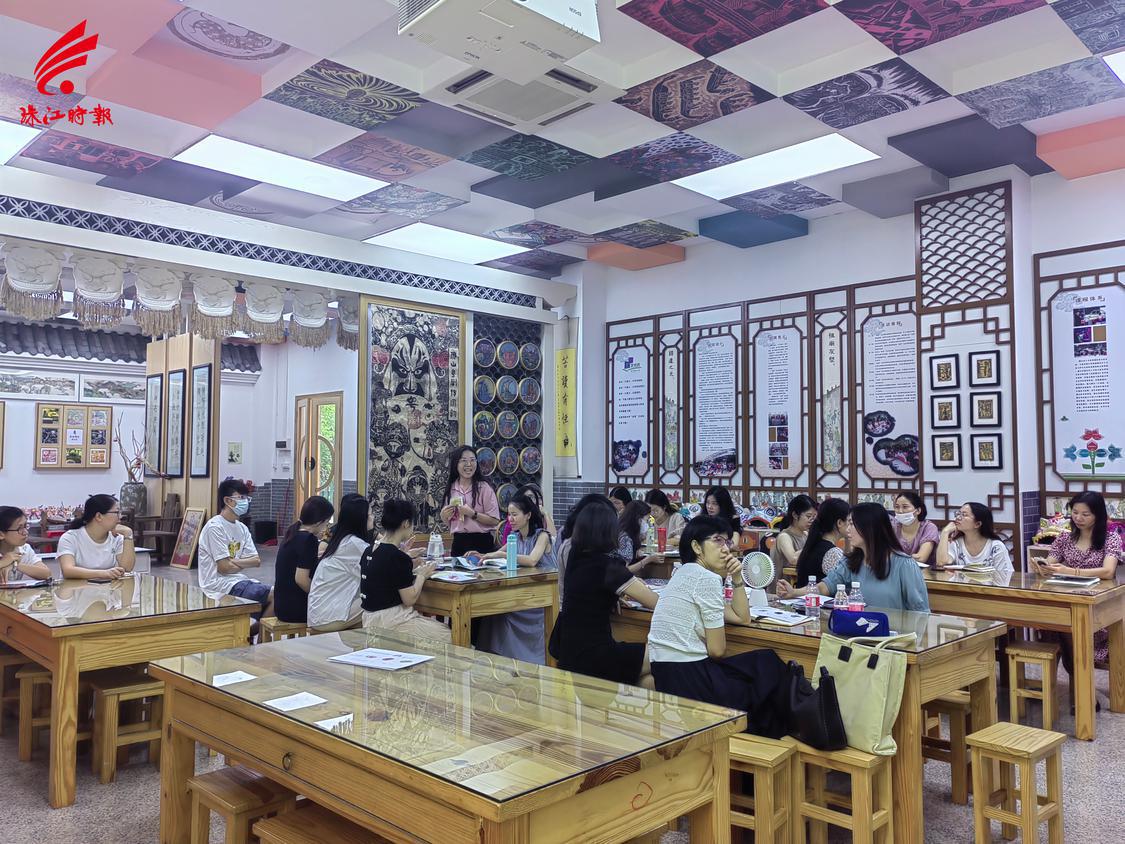 1、英语学科教师罗晓丹在比赛中进行课堂教学展示。.jpg